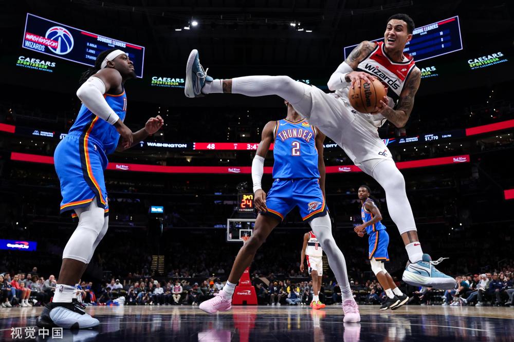 在篮球场上 在篮球场上